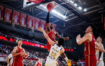 九游官网-杜锋有眼光！2米26中锋又成水货，和周琦没法比，场均仅5.4分