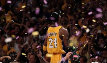 九游App下载-退役詹姆斯球衣引众怒：科比雕像还要我们等多久？